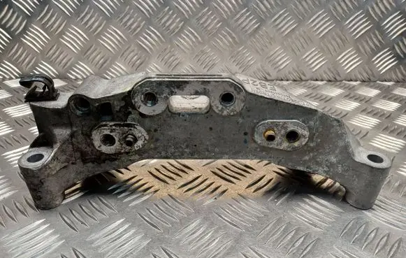 Citroen C3 Picasso Engine mounting bracket 9674960380