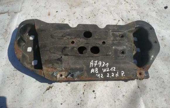 Mercedes-Benz E W212 Engine mounting bracket