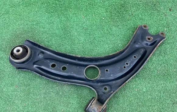 Volkswagen Golf VII Front lower control arm/wishbone 5Q0407156F