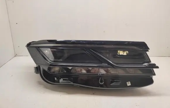 Volkswagen Touareg III Headlight/headlamp 761941082A