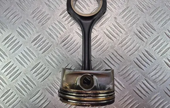 Mercedes-Benz E A207 Piston with connecting rod 
