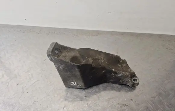 Volkswagen PASSAT B5.5 Engine mounting bracket 8D0199307P