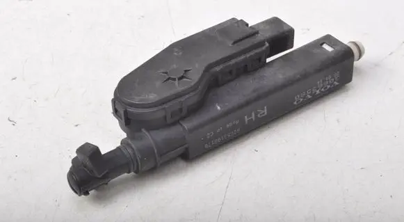 Volvo S80 Headlight washer pump 30663580