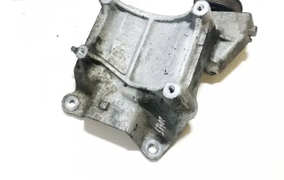 Lexus IS 200-300 Engine mounting bracket