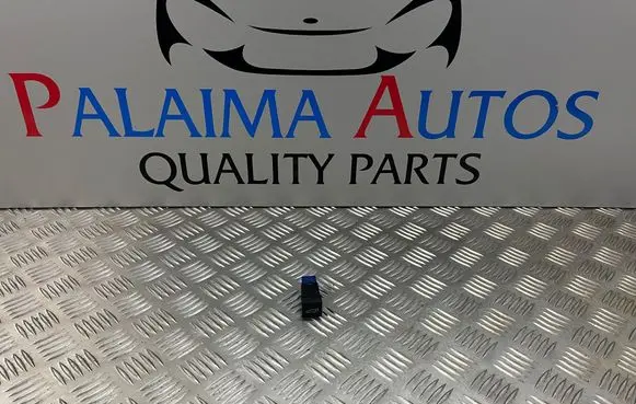 Toyota RAV 4 (XA50) Tailgate opening switch F696