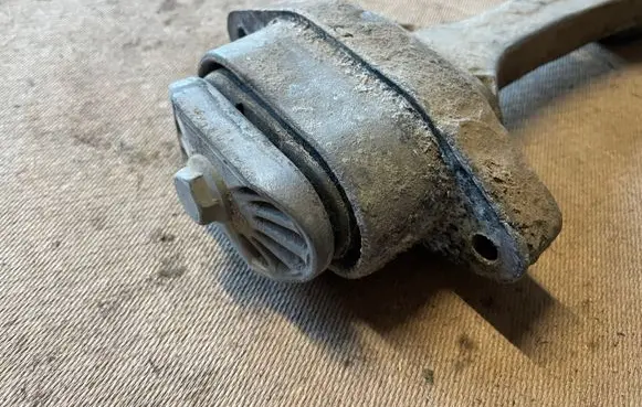Audi TT Mk1 Engine mounting bracket