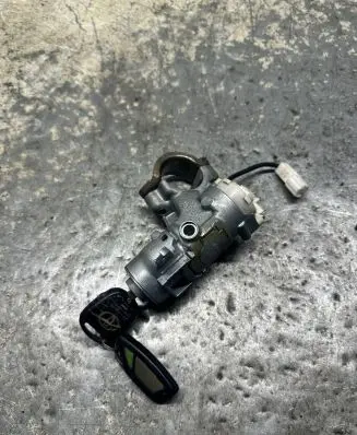 Toyota Avensis Verso Ignition lock 45020287