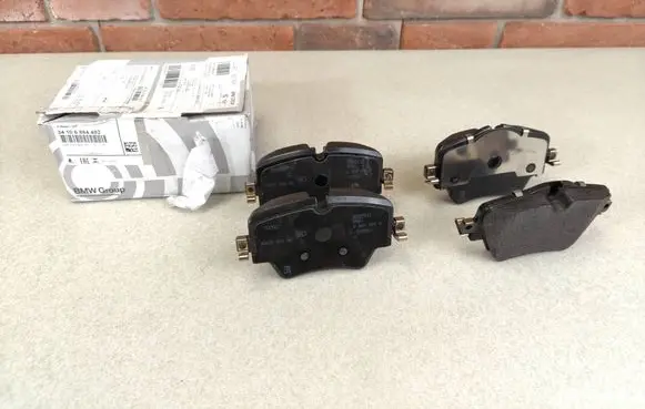 BMW 5 G30 G31 G38 Brake pads (front) 6884492