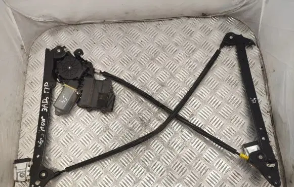 Rear window lifting mechanism without motor