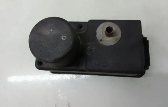 Volkswagen Golf III Central locking vacuum pump 1H0962257G