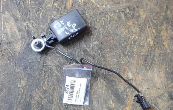 Mercedes-Benz GL X166 Rear seatbelt buckle A1668602369