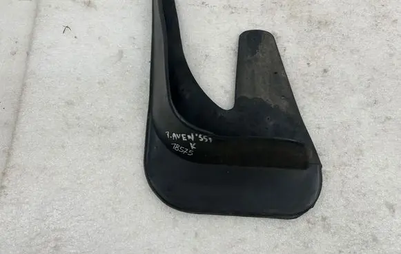 Toyota Avensis T250 Front mudguard