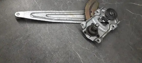 Mitsubishi L200 Rear window lifting mechanism without motor