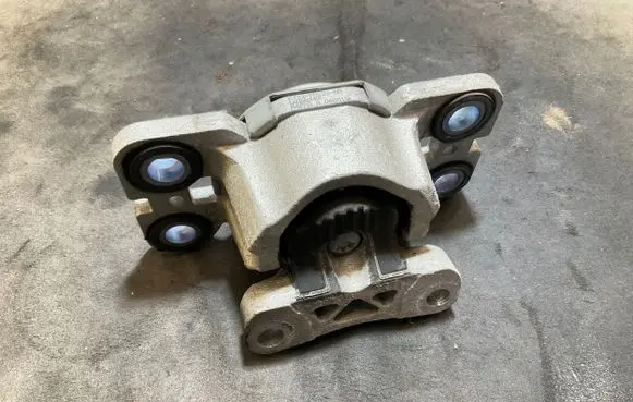 Land Rover Discovery Sport Engine mount bracket EJ327M121AD 060515