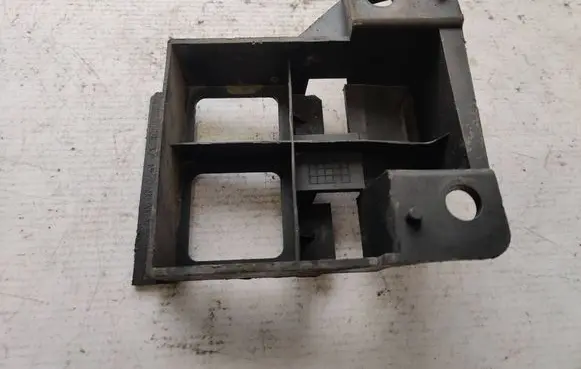 Mercedes-Benz Sprinter W901 W902 W903 W904 Front bumper mounting bracket A9068850263