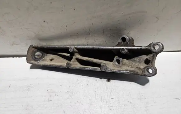 Engine mounting bracket