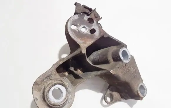 Volkswagen PASSAT B5.5 Engine mounting bracket 8e0199352