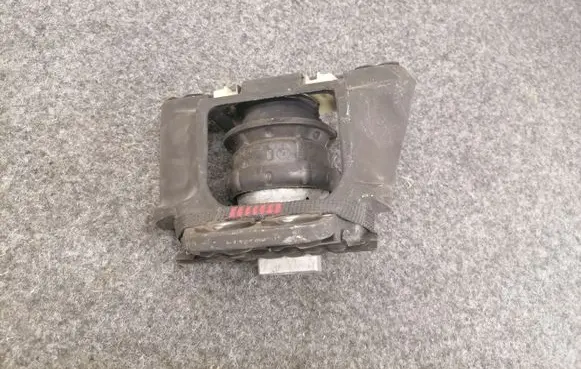 Volvo XC90 Engine mount bracket 26008326F22