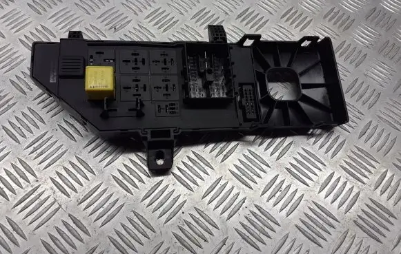 Opel Vectra C Fuse box cover 13181984