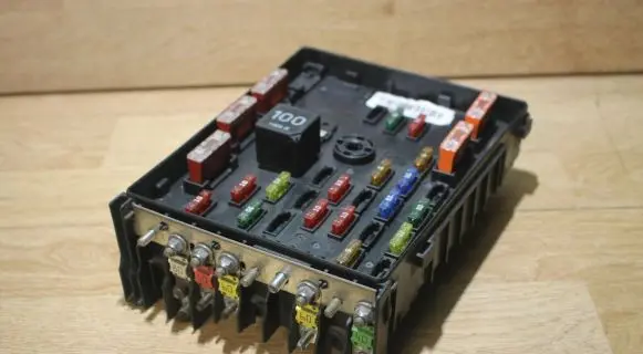 Volkswagen PASSAT B6 Fuse box set 3C0937125