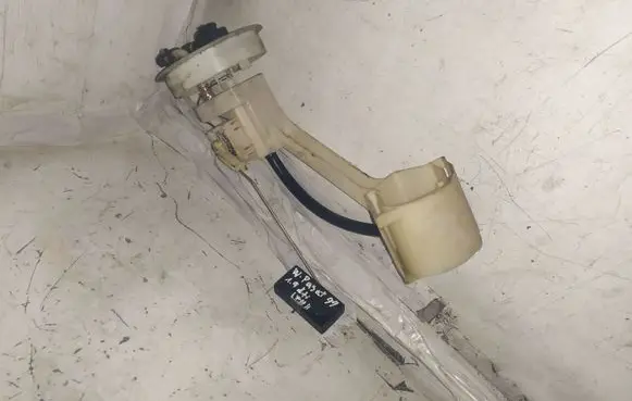 Volkswagen PASSAT B5 Fuel level sensor 