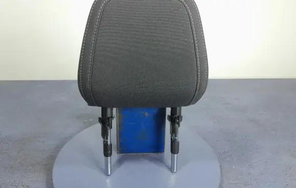 Volvo XC40 Front seat headrest 