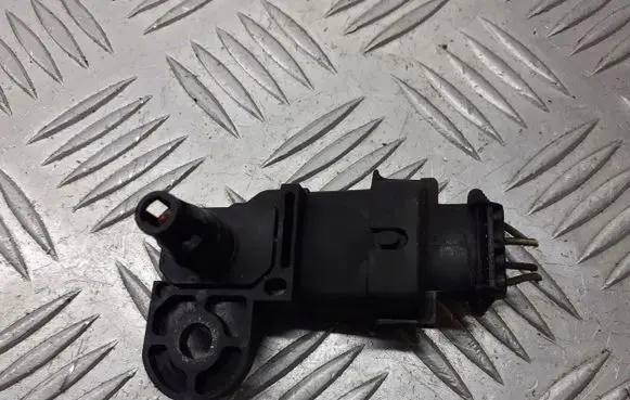 Opel Astra H Fuel pressure sensor 