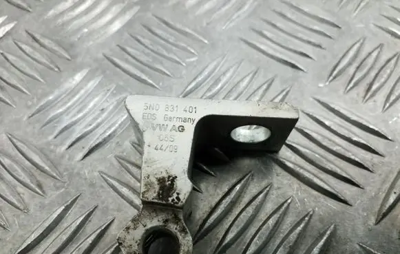 Volkswagen Tiguan Front door upper hinge 5N0831401