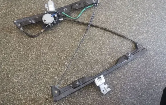 Nissan Quest Front door window regulator with motor