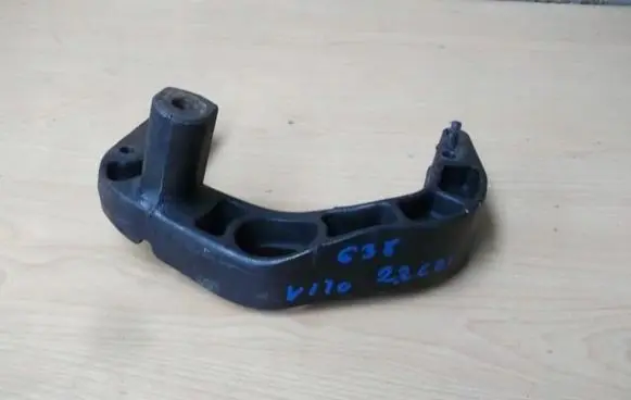 Mercedes-Benz Vito Viano W638 Engine mount bracket