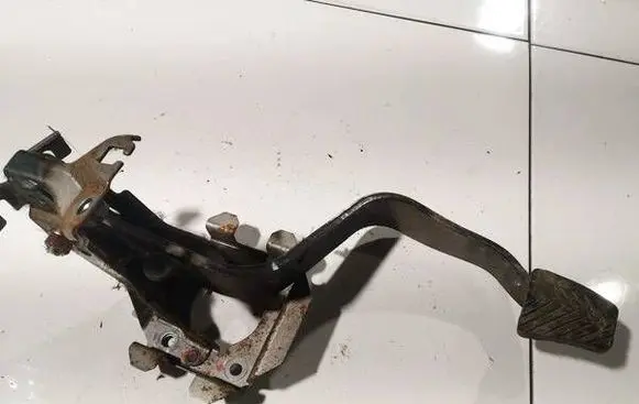 Mitsubishi Pajero Sport I Brake pedal 