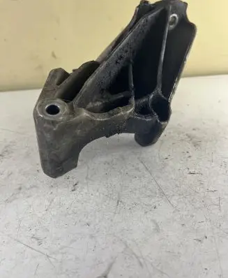 Volkswagen Touareg I Engine mounting bracket 070199307A
