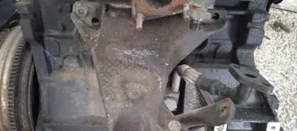 Volkswagen PASSAT B5 Engine mounting bracket 8D0199308L