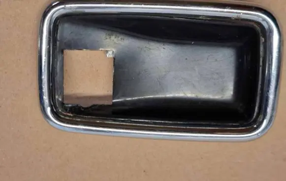 Mercedes-Benz W123 Front door handle cover 1087660511 AU2822