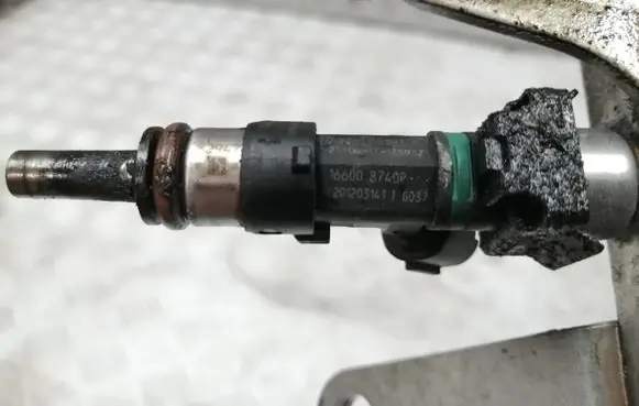 Renault Clio IV Fuel injector 166008740R 201203141