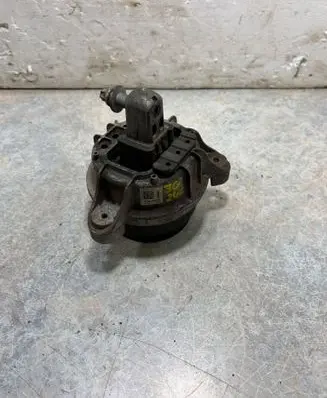 BMW 5 G30 G31 G38 Engine mount bracket 6785602