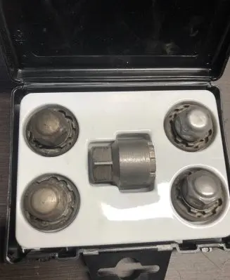 KIA Stonic Anti-theft wheel nuts and lock LP490ADU01
