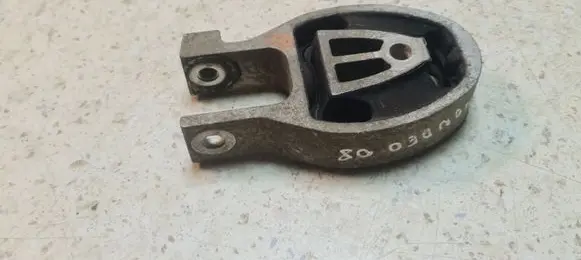 Ford Mondeo MK IV Engine mount bracket