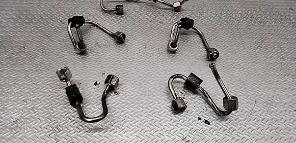 Fuel injector supply line/pipe