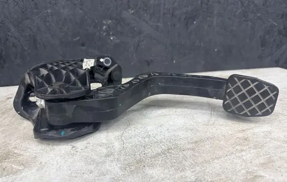 Volkswagen Golf V Clutch pedal 1K0721796B 1K1721059
