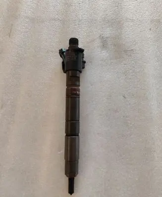 Volvo V40 Fuel injector 31303238