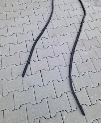 Nissan Leaf I (ZE0) Front door rubber seal 