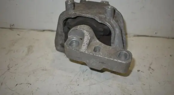 Volkswagen PASSAT B7 Engine mount bracket G2579100