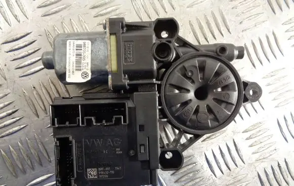 Volkswagen PASSAT B7 Front door window regulator motor 3C0959793C 3AA959701A 0130822451