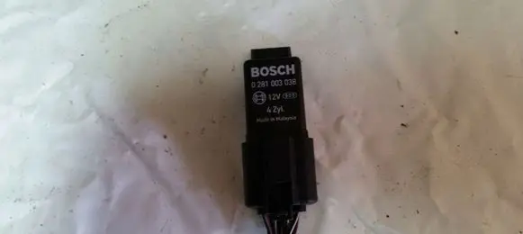 Volkswagen Golf V Glow plug pre-heat relay 0281003038