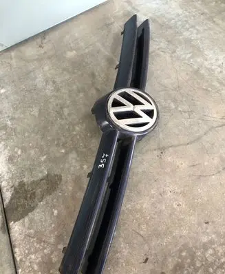 Volkswagen Golf IV Front bumper upper radiator grill