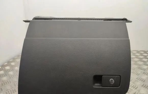 Volkswagen PASSAT B8 Glove box
