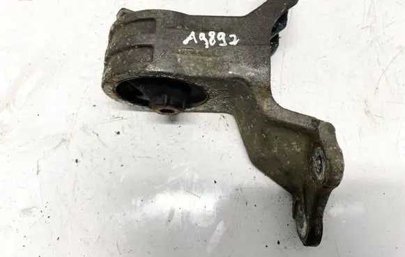 Mitsubishi Grandis Engine mount bracket