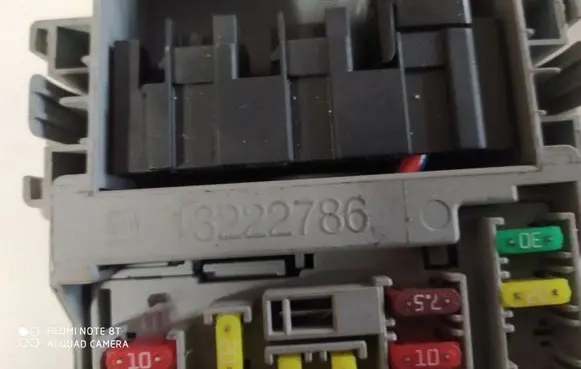 Opel Astra H Fuse module 13222786