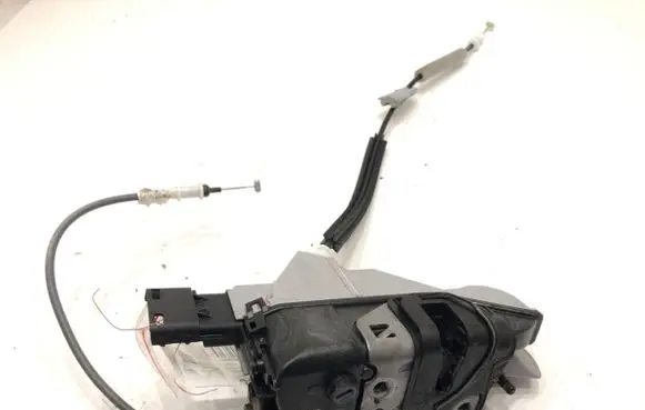 Peugeot 3008 II Front door lock 104236
